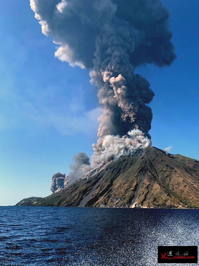 意大利斯特龙伯利岛火山喷发 “天降火雨”造成一名登山客死亡