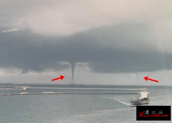 台湾南部强风暴雨 高雄近海海面出现双水龙卷