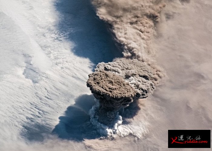 俄罗斯千岛群岛雷科克火山沉寂百年开始喷发 国际空间站宇航员拍下奇观
