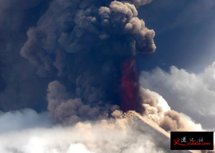 火山灰笼罩天空。