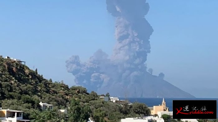 意大利斯特龙伯利岛火山喷发 “天降火雨”造成一名登山客死亡