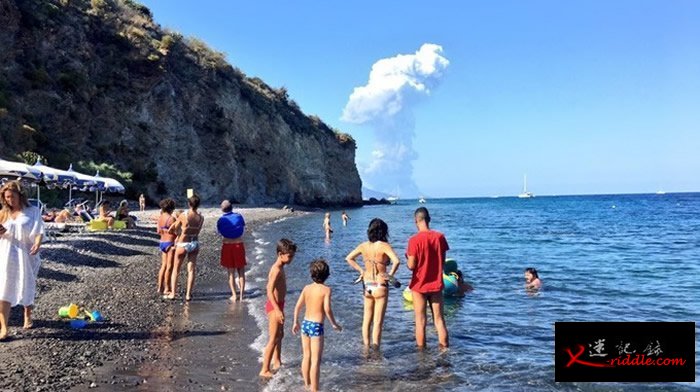 意大利斯特龙伯利岛火山喷发 “天降火雨”造成一名登山客死亡