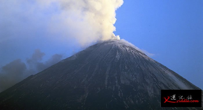 俄罗斯勘察加半岛克柳切夫火山开始喷发