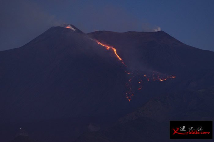 欧洲最大活火山、意大利西西里岛埃特纳火山喷发 发出爆炸声响并流出熔岩