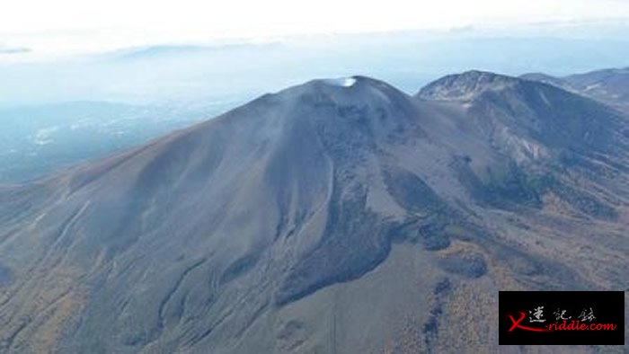日本位于长野县和群马县交界处的浅间山活火山喷发