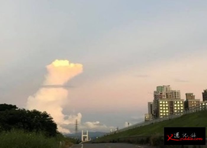 台湾网民在新北放狗圣地拍到一片外形如狗的云高挂天空