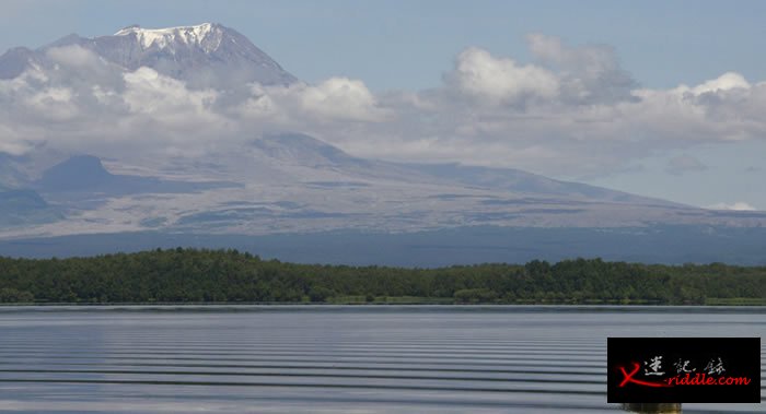 俄罗斯堪察加的希韦卢奇火山喷出高达9千米的灰柱
