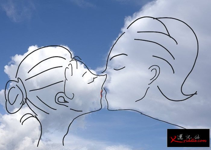 云南省普洱市天空惊现“亲吻云”爆红 网民：抬头见狗粮