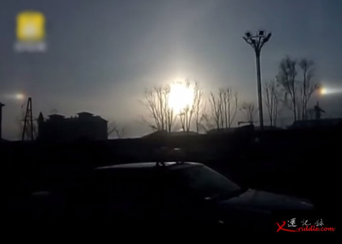 3个“太阳”并列天空，实为日晕景象。