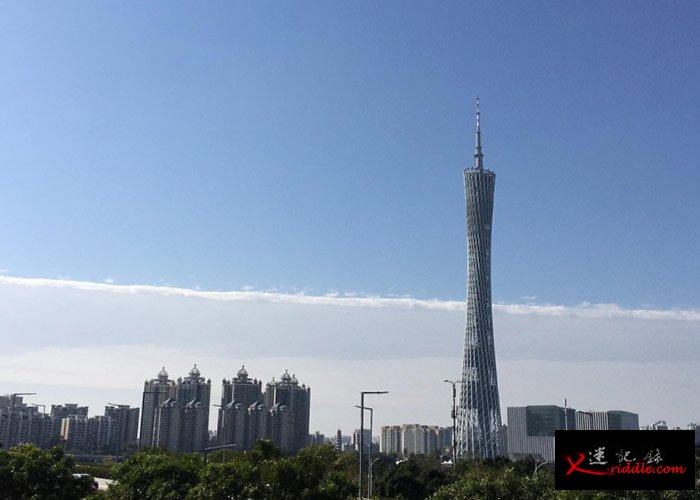 广州塔浸泡在一半白云和一半蓝天之中。