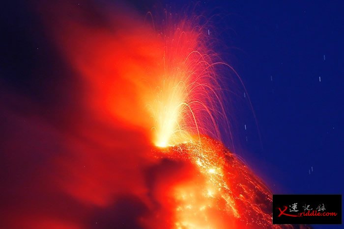 马荣火山岩浆喷发至半空。