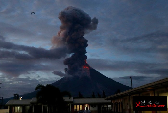 火山灰冲上高空。