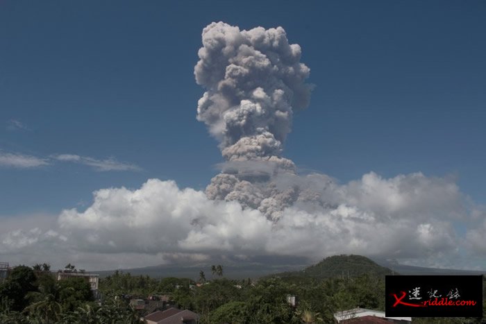 马荣火山喷出火山灰，形成巨型蘑菇云。