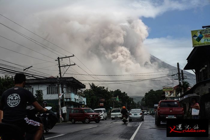 火山灰遮天蔽日，意味火山即将爆发。