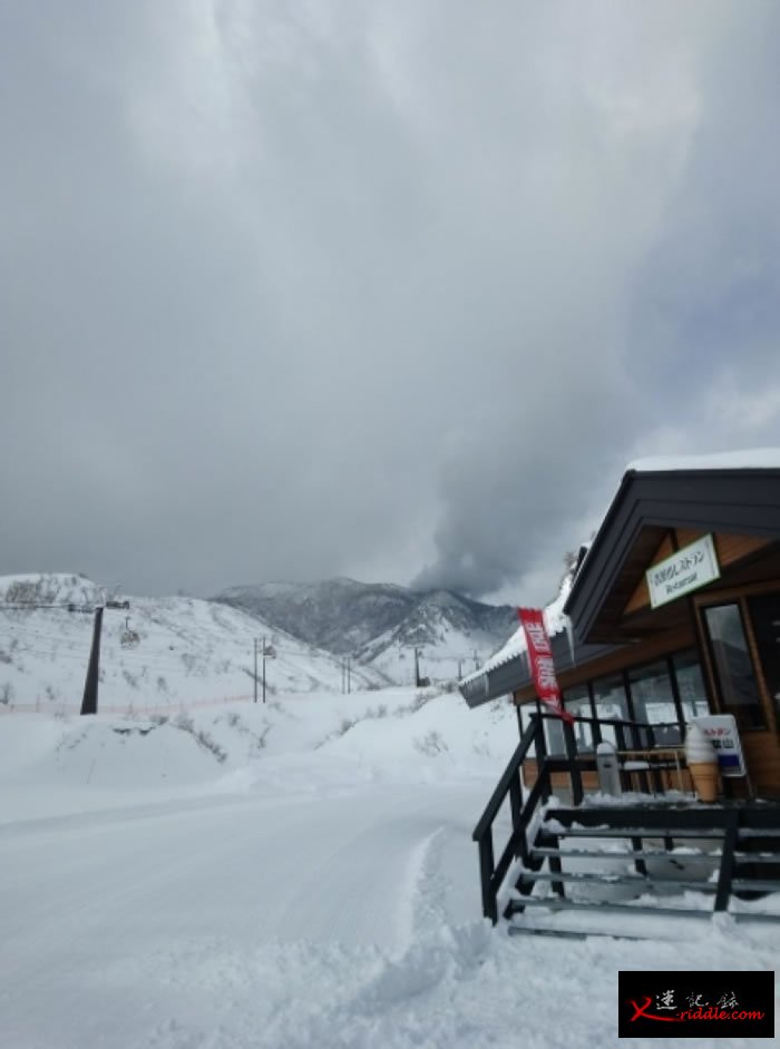 草津白根山喷出浓烟。