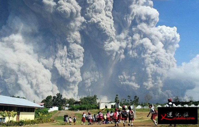 火山灰直冲天际。