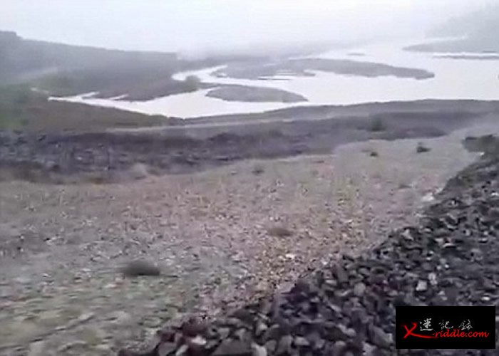 石粒极为细小，加上移动速度高，看来犹如流动中的河流。