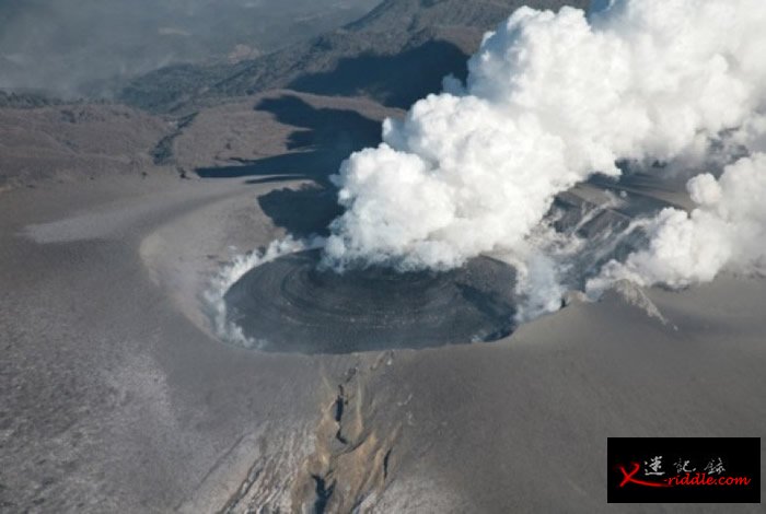 新燃岳是活火山。