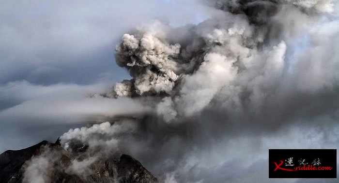 日本九州雾岛群山的活火山——新燃岳火山发生强烈喷发