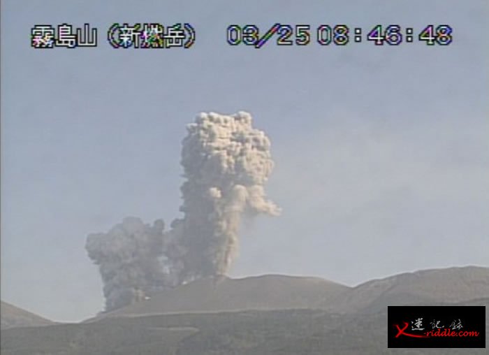 日本鹿儿岛新燃岳火山再喷发 浓雾升至3200米高空