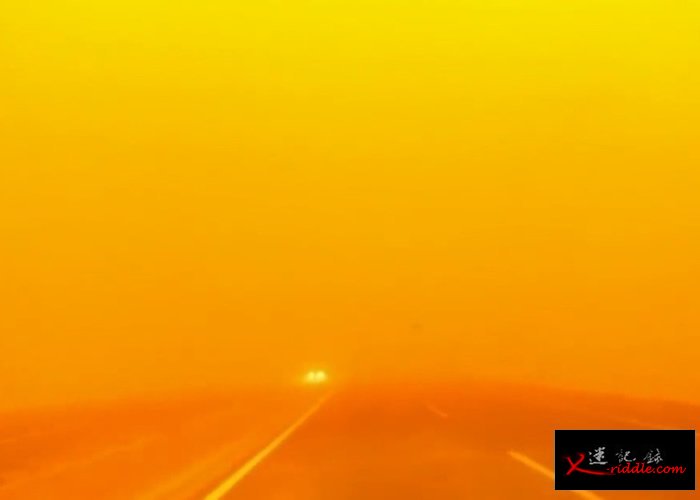 恐怖！罕见沙尘暴袭内蒙古 天空大地染成橙红