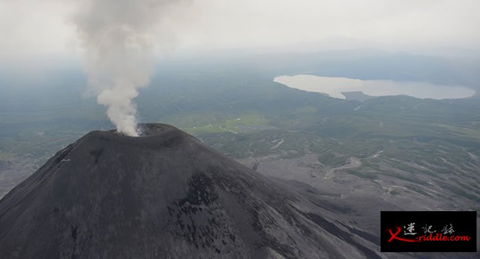 俄罗斯堪察加半岛卡丽姆斯卡火山喷出3000米高灰柱