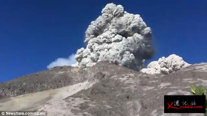印尼爪哇岛大学生正在山下露营 默拉皮火山突然爆发