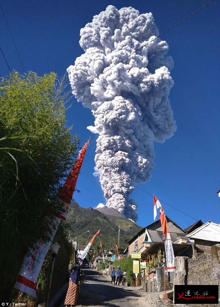 印尼爪哇岛大学生正在山下露营 默拉皮火山突然爆发
