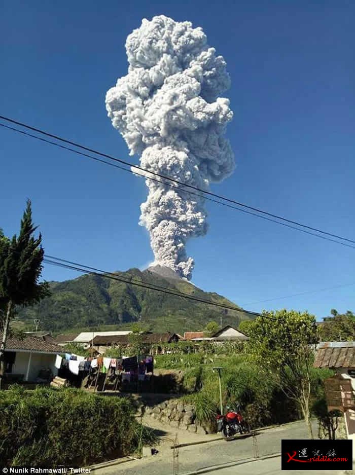 印尼爪哇岛大学生正在山下露营 默拉皮火山突然爆发
