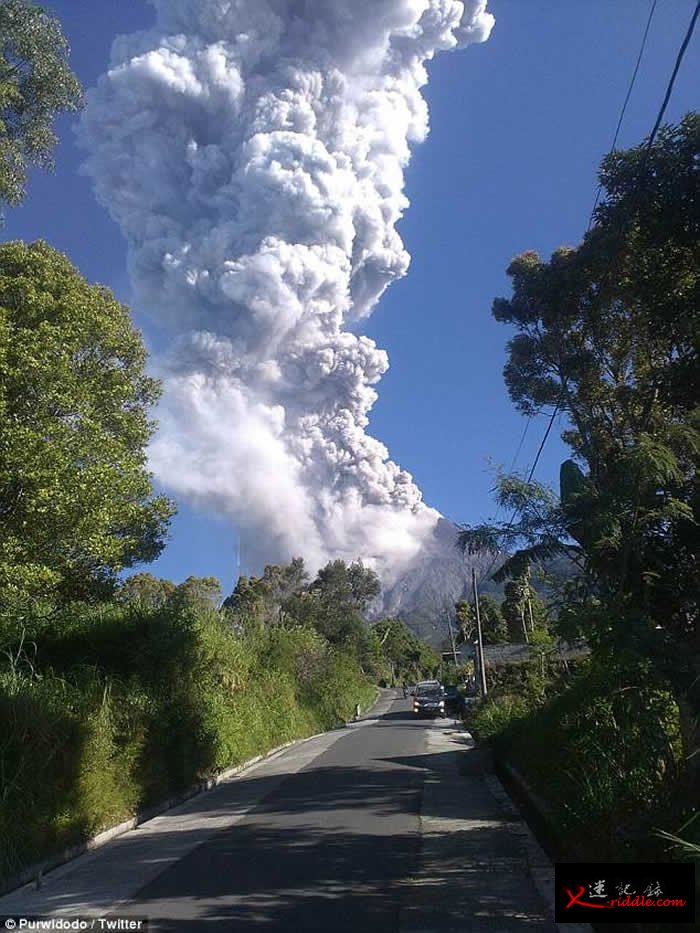 印尼爪哇岛大学生正在山下露营 默拉皮火山突然爆发