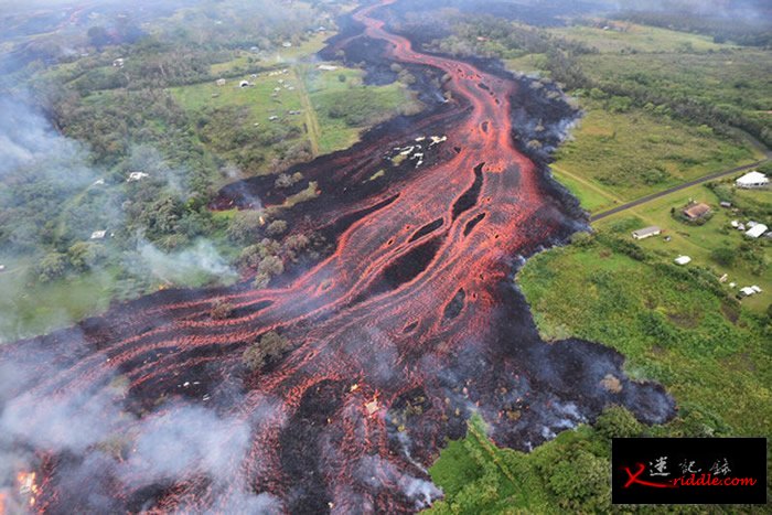 美国夏威夷基拉韦厄火山熔岩流入湖泊 整座湖水全蒸发