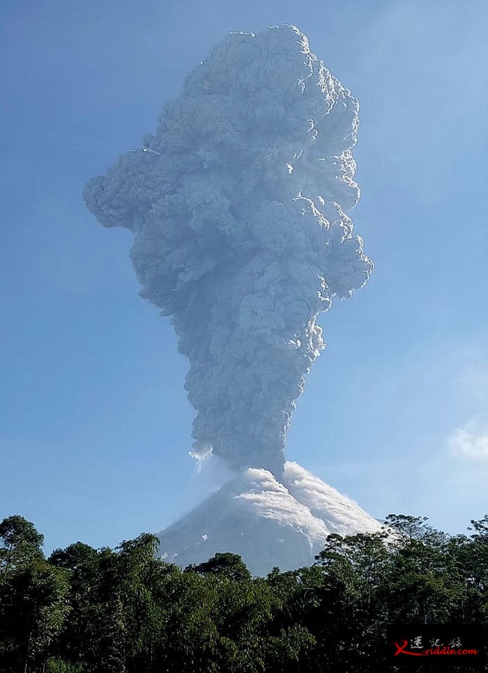 印尼爪哇岛的默拉皮火山喷发 火山灰喷至6公里高