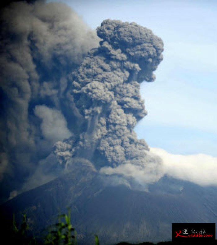火山灰直冲天际。