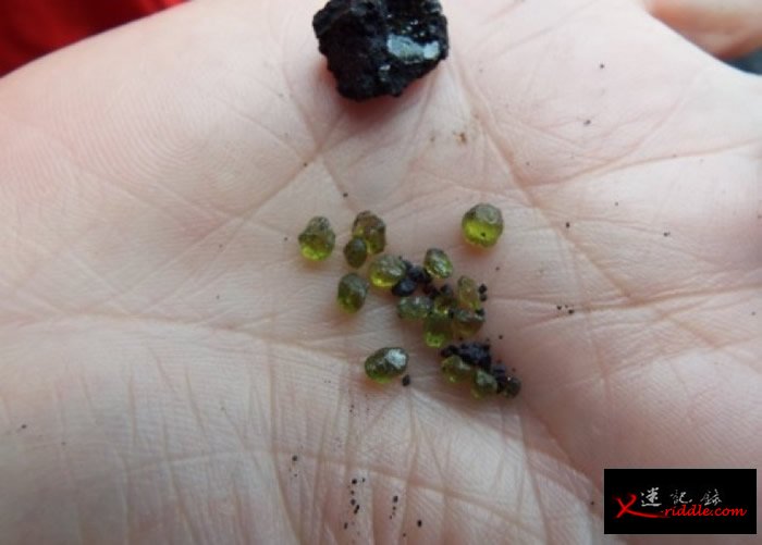 专家称“绿宝石”形成因为有关地区的火山喷发有关。