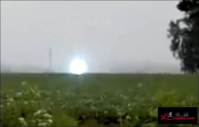 俄罗斯农田惊现火球状UFO 实为罕见球状闪电
