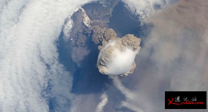 北千岛群岛的埃别科火山喷发出高达3500米火山灰柱