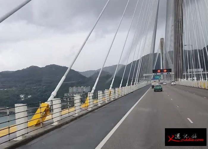 水龙卷几乎与桥上车辆擦身而过。(Facebook群组“香港突发事故报料区”截图)