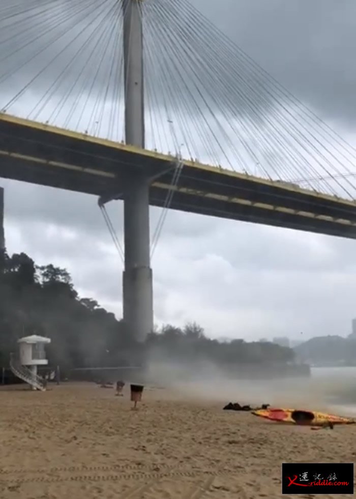 水龙卷吹上沙滩，卷起独木舟等物件。(Facebook专页“香港政府拯溺员总工会”)