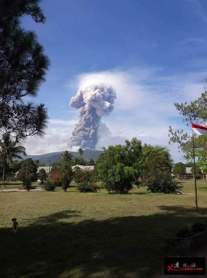 印尼苏拉威西岛上的索普坦火山3日上午爆发