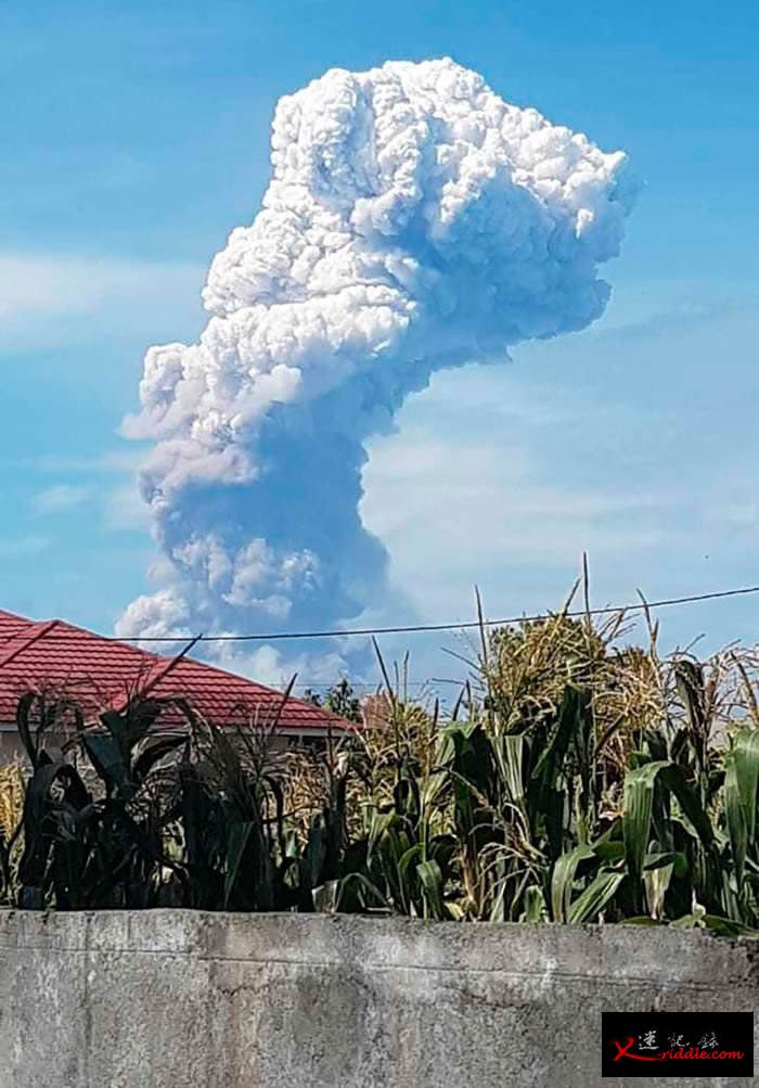 印尼苏拉威西岛上的索普坦火山3日上午爆发