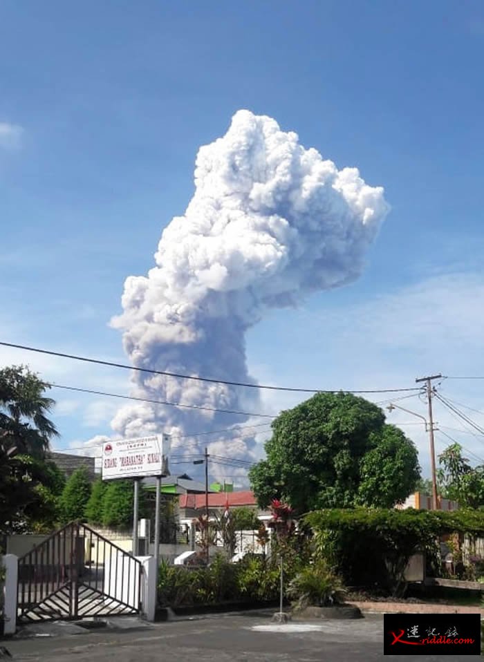 印尼苏拉威西岛上的索普坦火山3日上午爆发