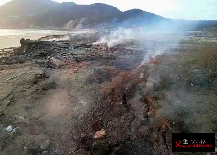 福建漳州近日出现“自燃”奇景，地上冒出大量白烟。