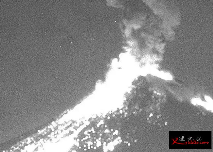 火山喷出的火山灰有数公里远。