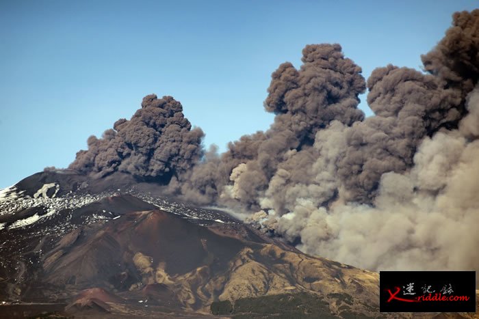意大利埃特纳火山喷发 造成130次地震
