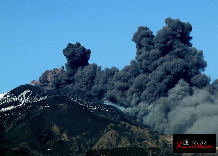 埃特纳火山爆发录130次地震 附近机场关闭