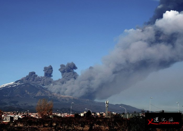 埃特纳火山爆发录130次地震 附近机场关闭