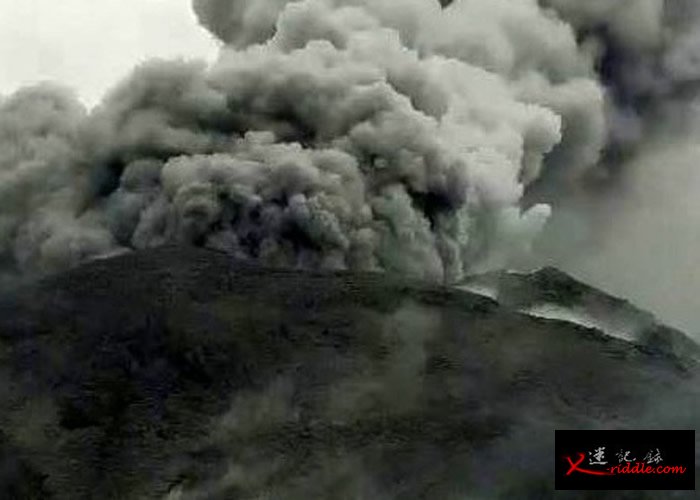 日本九州鹿儿岛县的口永良部岛火山爆发 火山灰冲上500米高空