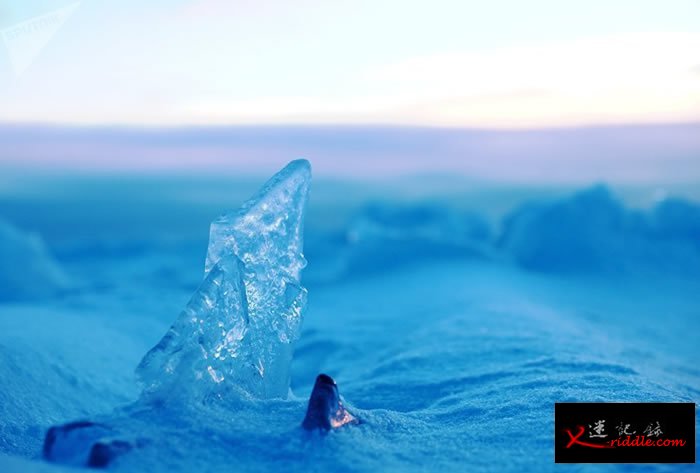 俄罗斯卡雷利阿居民看到罕见的自然现象——奥涅加湖冻住的浪花