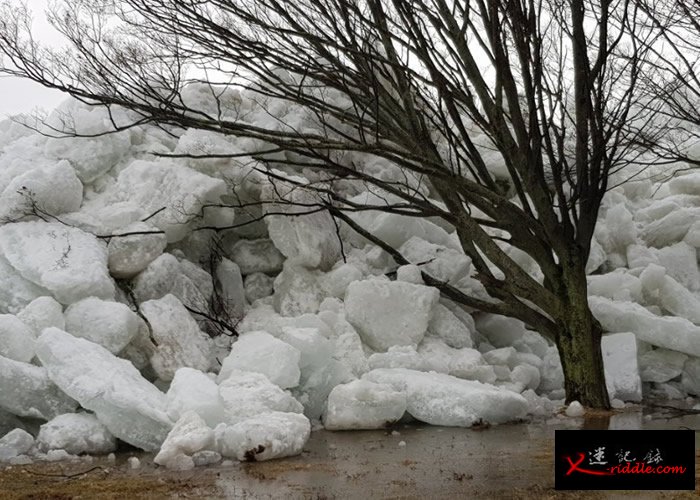 暴风吹袭美国东岸 多地出现“冰海啸”奇景