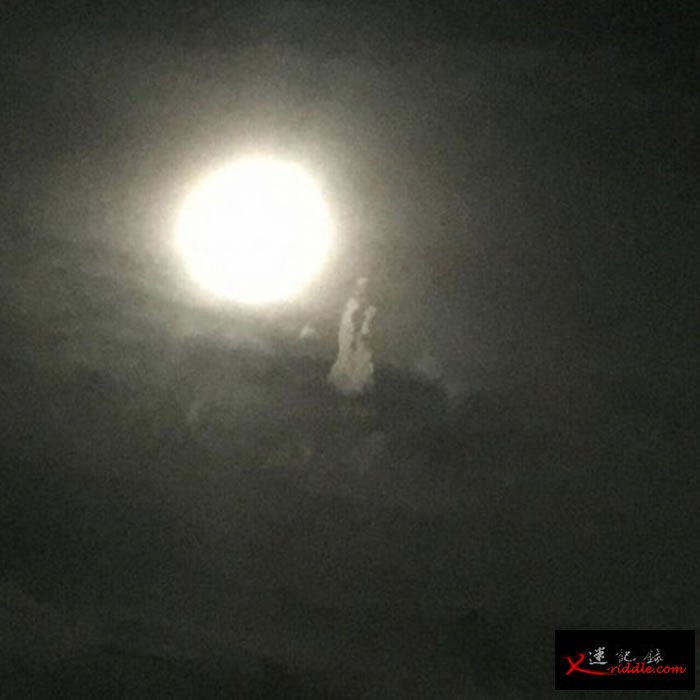 台湾云林台西夜空月亮旁出现“观音显灵”？